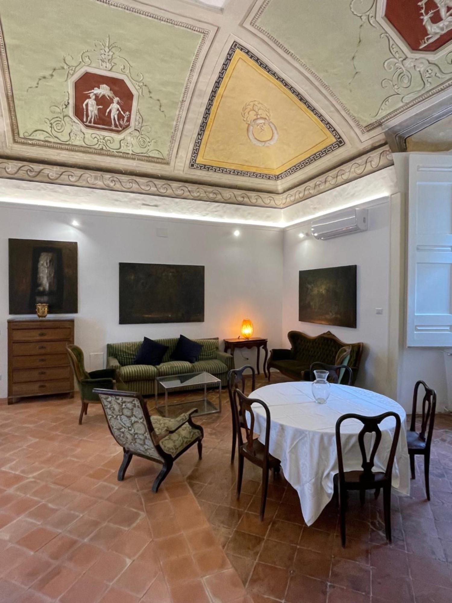 Casa vacanze The Royal Gallery Loft In Xvi Century Palace - City Historical Center - Downtown Napoli